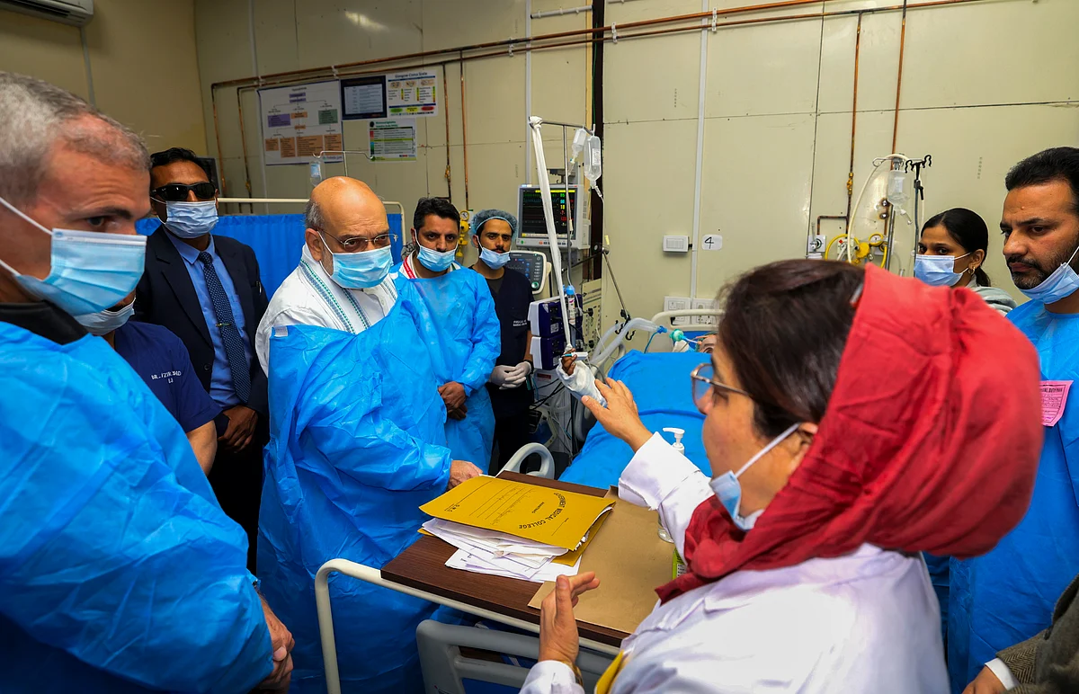 Union HM Amit Shah with J&K CM Omar Abdullah at a hospital where the injured are being treated (@HMOIndia/X)