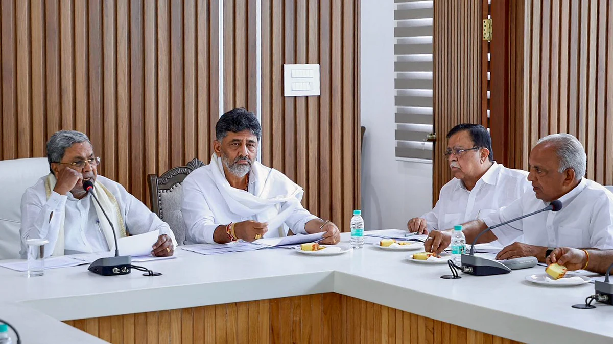 CM Siddaramaiah and D.K. Shivakumar attend a meeting on 22 April (photo: PTI)