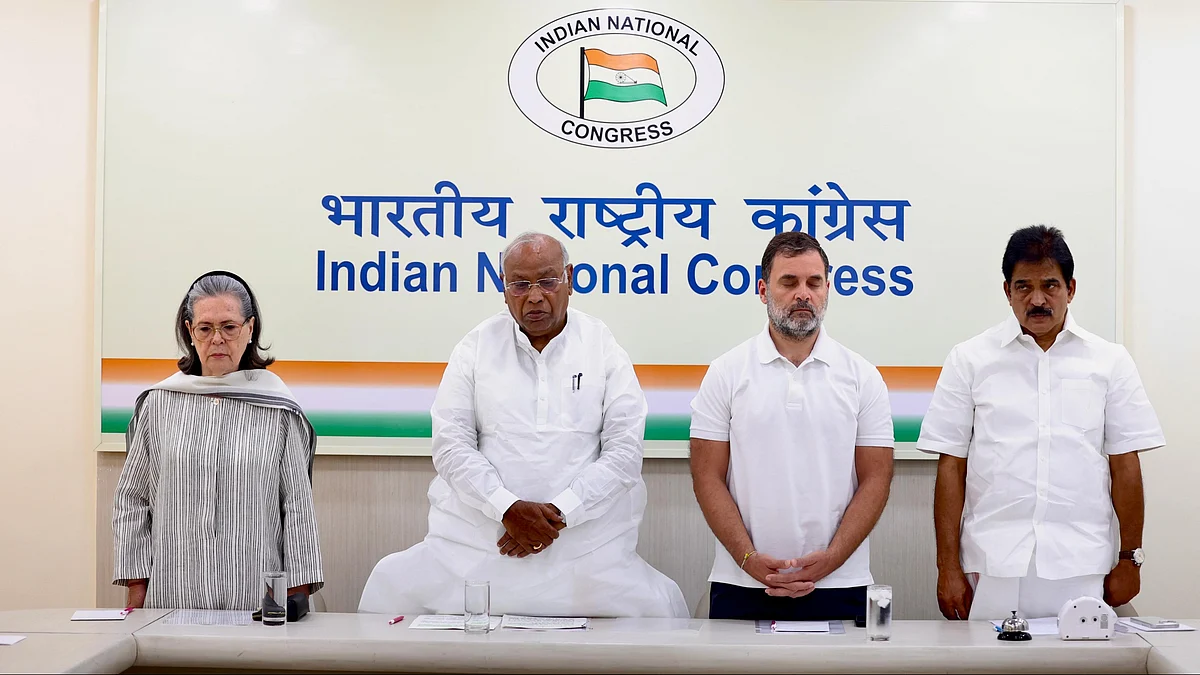 Congress leaders observe a moment of silence in at AICC HQ in Delhi (photo: AICC)