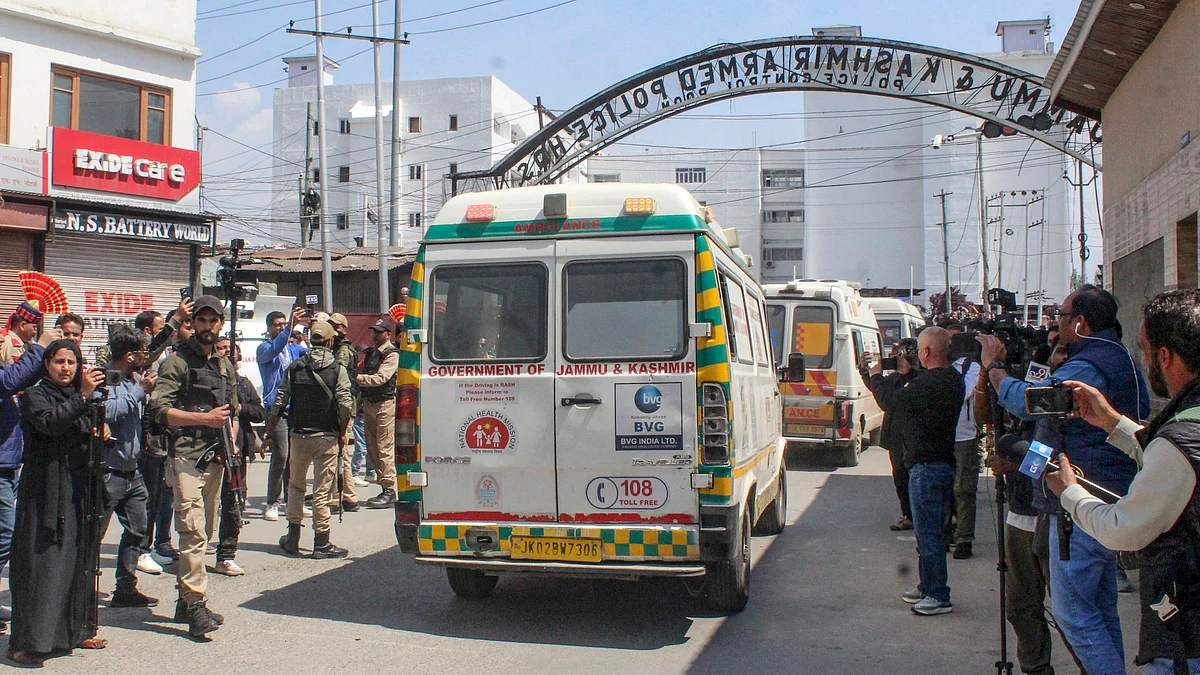 Victims being shofted to hospital in in Anantnag on 23 April (photo: PTI)