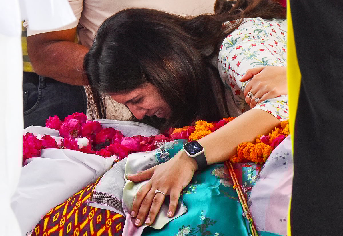 Ayushi Udhwani mourns over her husband’s remains