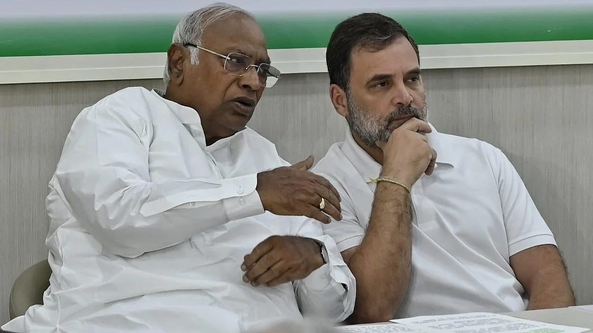 Mallikarjun Kharge and Rahul Gandhi at CWC meeting in New Delhi on 24 April (photo: Vipin/NH)