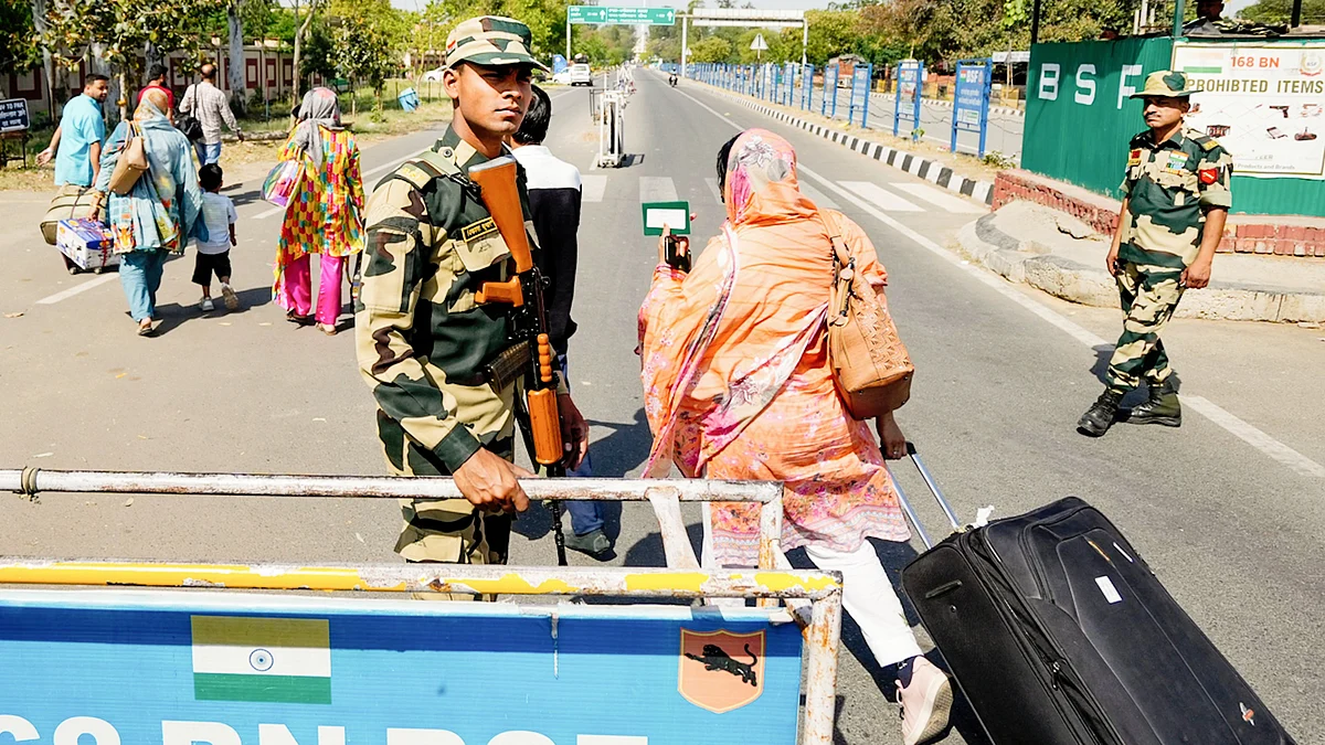 Pakistani nationals cross the border with India at Attari-Wagah (photo: PTI)