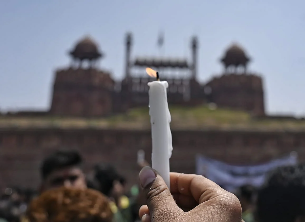 Candlelight vigil outside Red Fort for the Pahalgam victims (photo: Vipin/National Herald)
