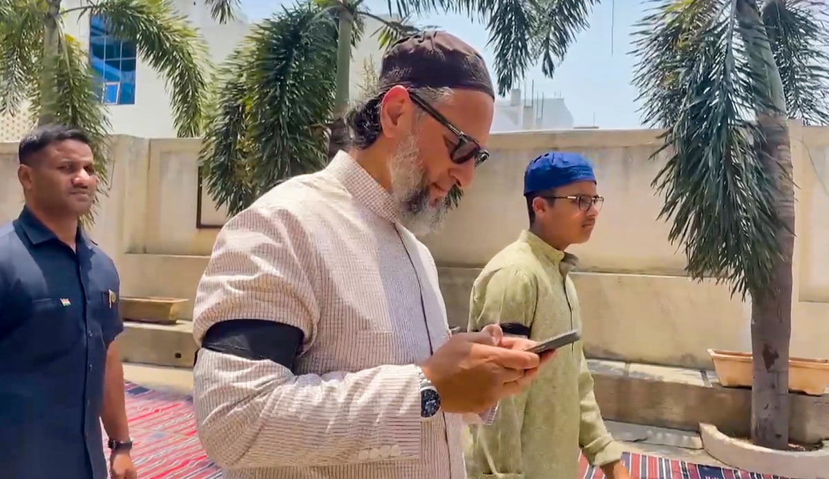Asaduddin Owaisi sports a black armband (photo: PTI)