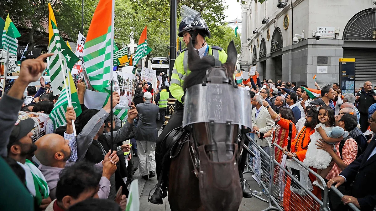 India and Pakistan supporters protest in London (photo: @Iambakshi/X)