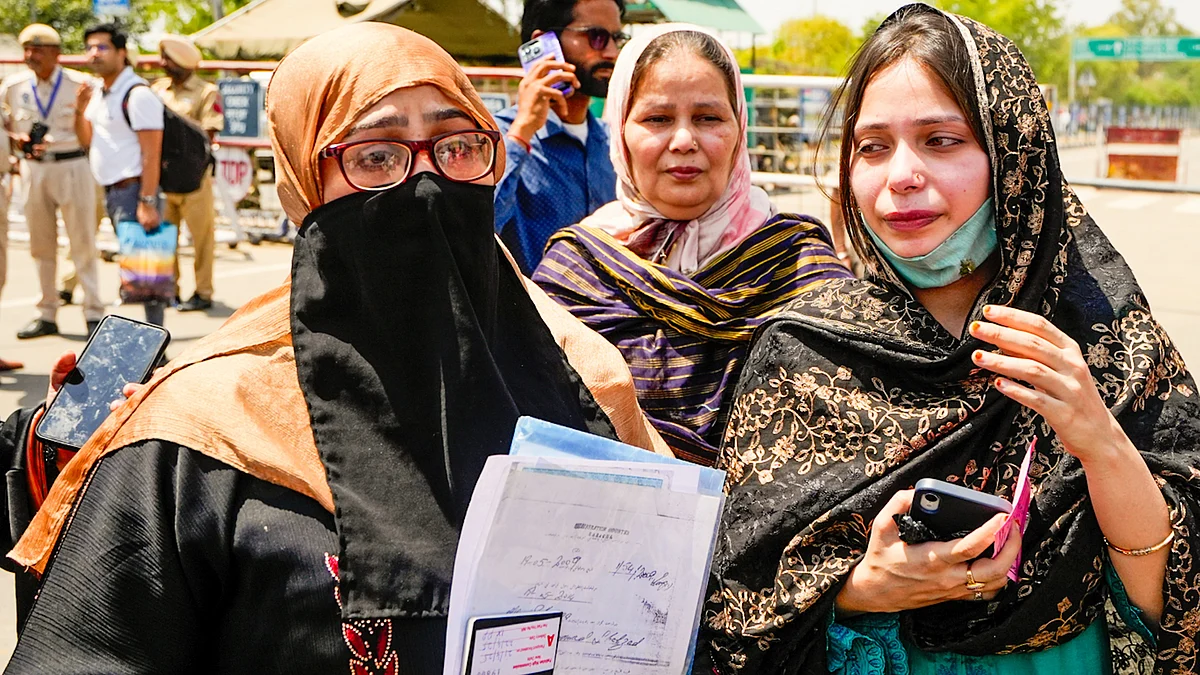 Pakistani nationals leave India through Attari-Wagah border (photo: PTI)