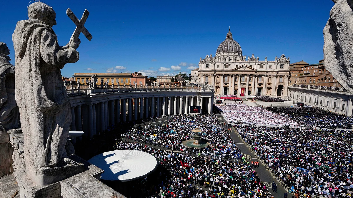 A view of the crowds gathered for the funeral (photo: AP/PTI)