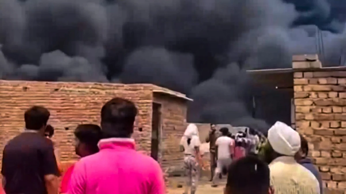 Smoke rises up after fire breaks out in in Rohini on 27 April (photo: PTI)