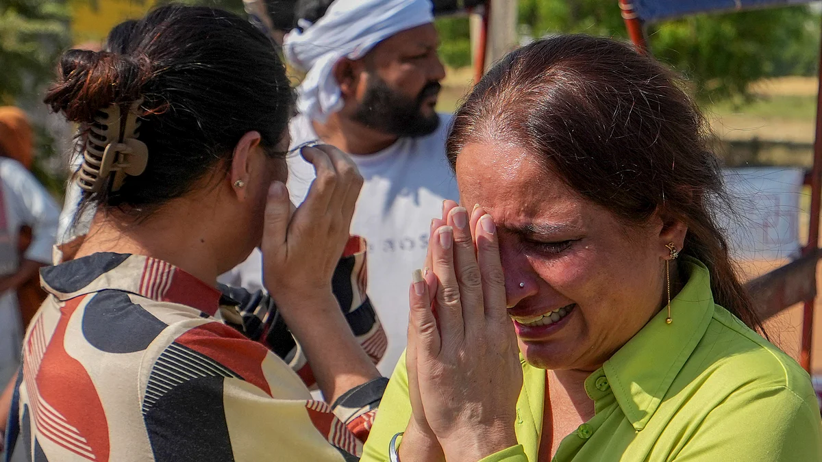 Relatives bid farewell to Pak-bound kin at Punjab's Wagah-Attari border point (photo: PTI)