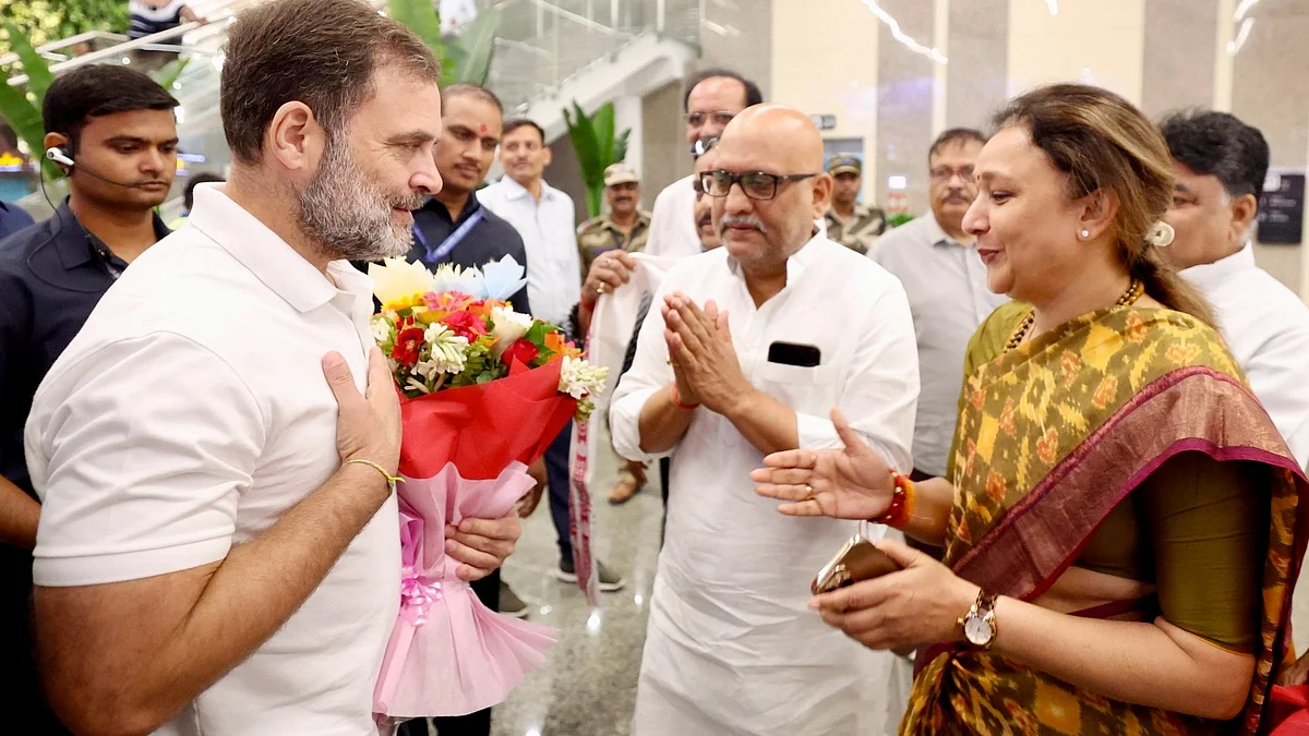 UP Congress president Ajay Rai  welcomes Rahul Gandhi in Lucknow on 29 April (photo: PTI)