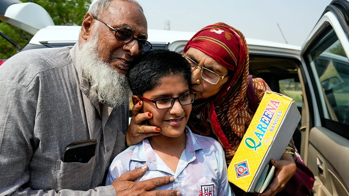 Indian citizens on their return from Pakistan, near Attari-Wagah border point (photo: PTI)
