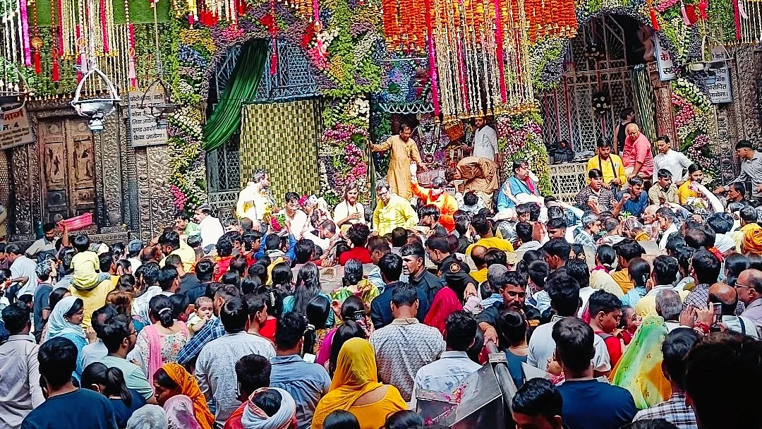 Devotees at Bankey Bihari temple (file photo)