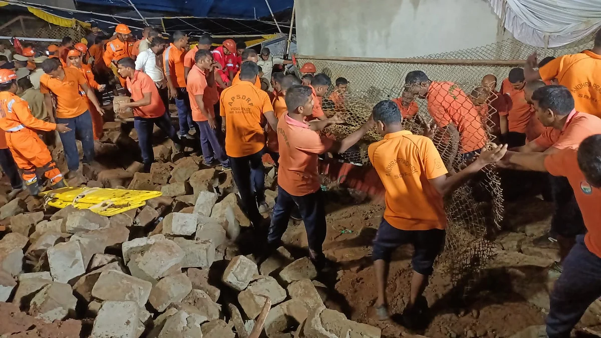 NDRF at the Sri Varaha Lakshmi Narasimha Swamy Temple in Simhachalam 
(photo courtesy: @xpressandhra/X)
