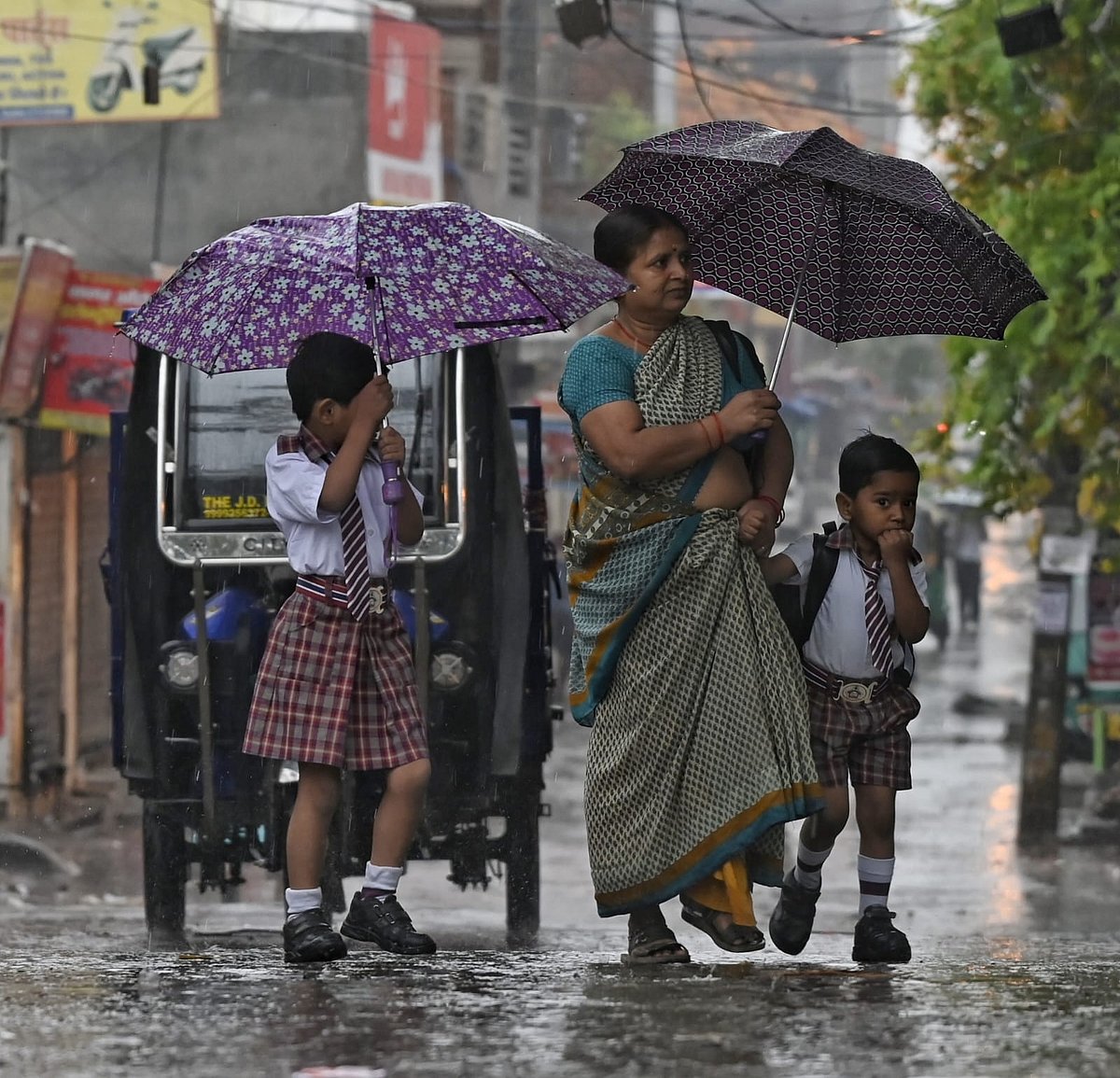 Children head to school on rainy morning in Delhi(photo: Vipin/NH)