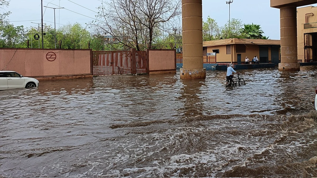 A waterlogged street in Delhi on 2 May (photo: @Harish847296314/X)