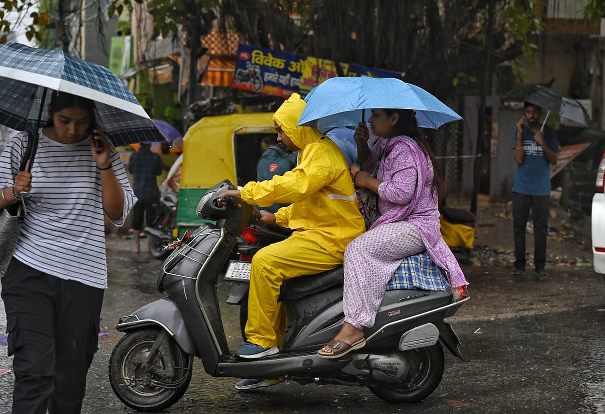 Officegoers affected by thunderstorm and rains (photo: Vipin/NH)