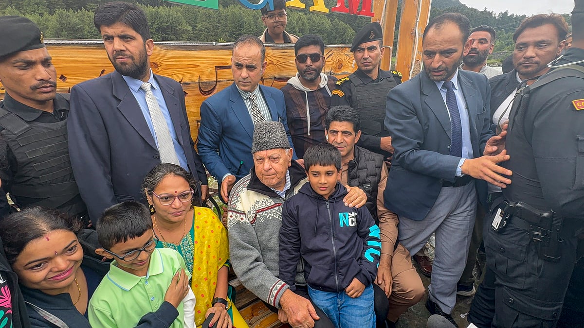 Farooq Abdullah interacts with tourists, in the aftermath of the Pahalgam terror attack