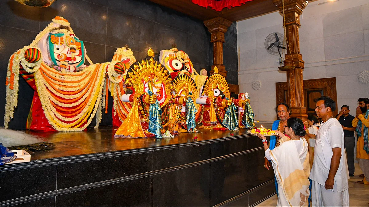 Mamata Banerjee offers prayer to Lord Jagannath in Digha (photo: PTI)