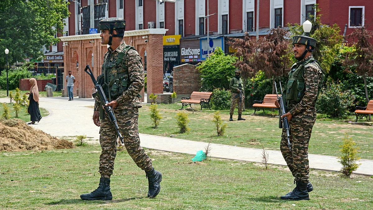 Security personnel stand guard amid high alert in Srinagar on 6 May (photo: PTI)