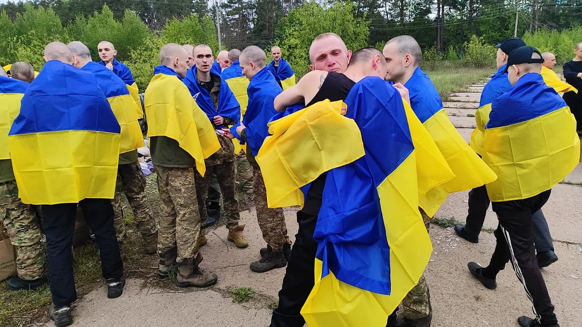Ukrainian prisoners released by Russia come home (photo: @ZelenskyyUa/X)