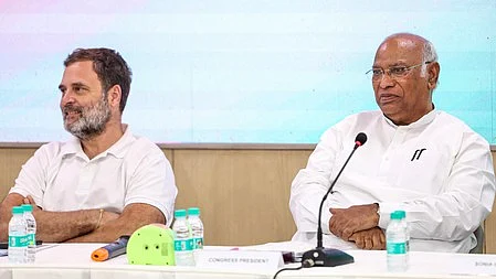 Rahul Gandhi and Mallikarjun Kharge attend a party meeting (photo: IANS)