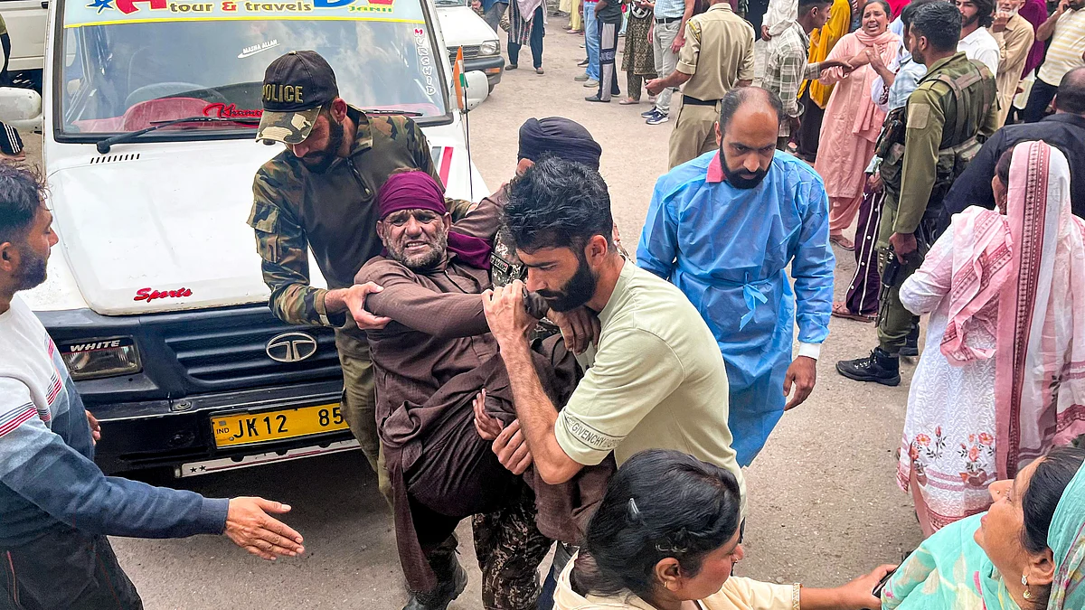 Rescue operation at Mendhar in Poonch district on 6 May (photo: PTI)