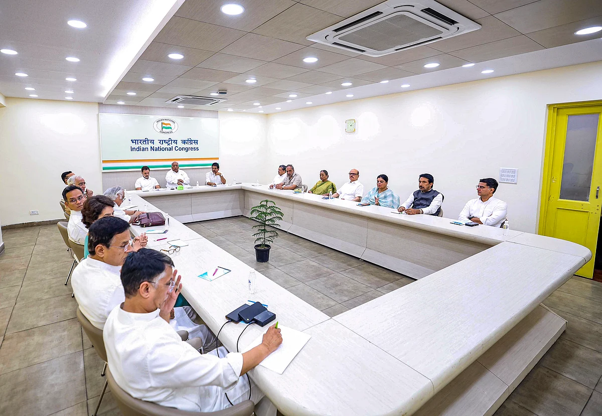 The Congress emergency meeting (photo: AICC)