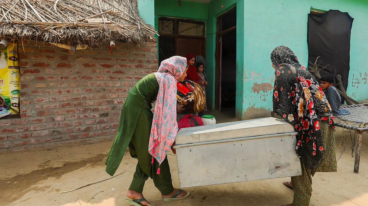 People move belongings out of homes near the International Border at Jeora Farm, Jammu (photo: PTI)