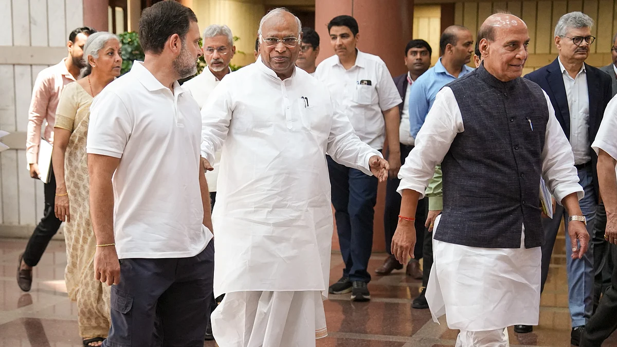 Mallikarjun Kharge, Rahul Gandhi, Rajnath Singh and others in New Delhi on 8 May (photo: PTI)