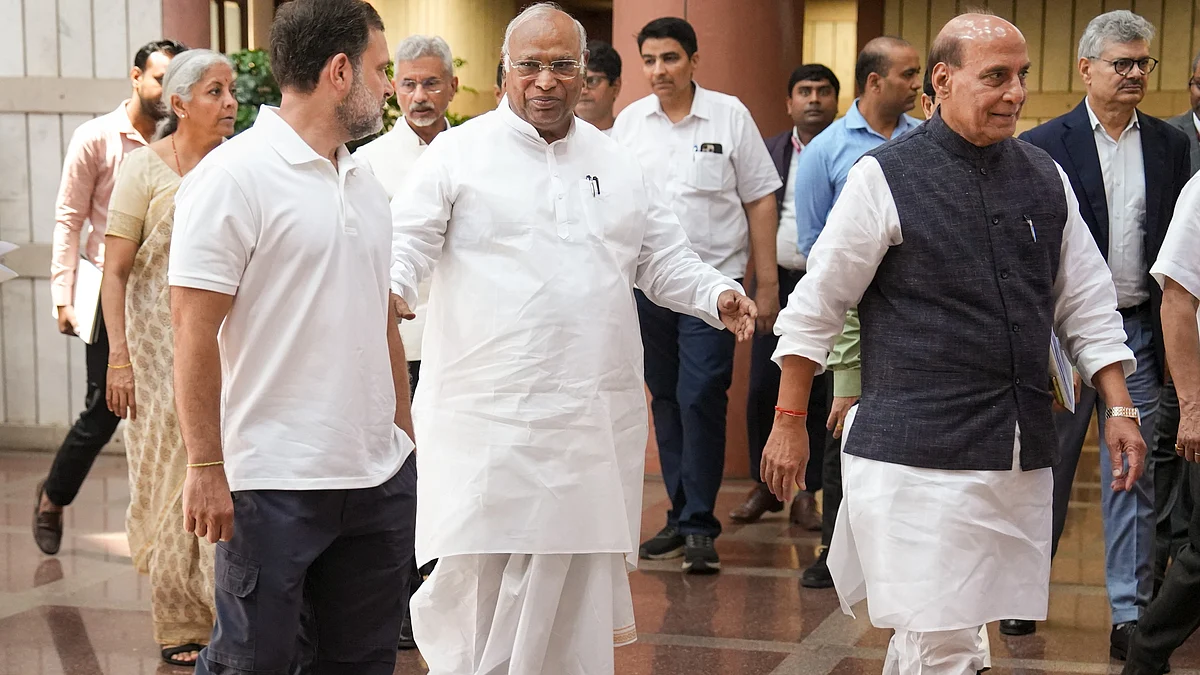 Mallikarjun Kharge, Rahul Gandhi in conversation with Rajnath Singh