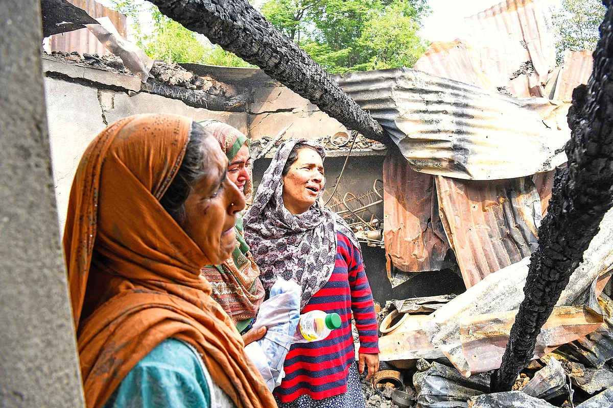 People flee amid cross-border shelling between India and Pakistan on the LoC