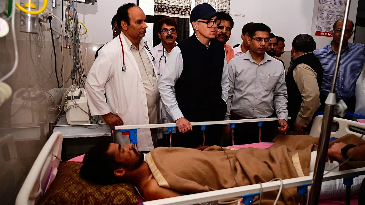Omar Abdullah in hospital to meet the injured (photo: @CM_JnK/X)