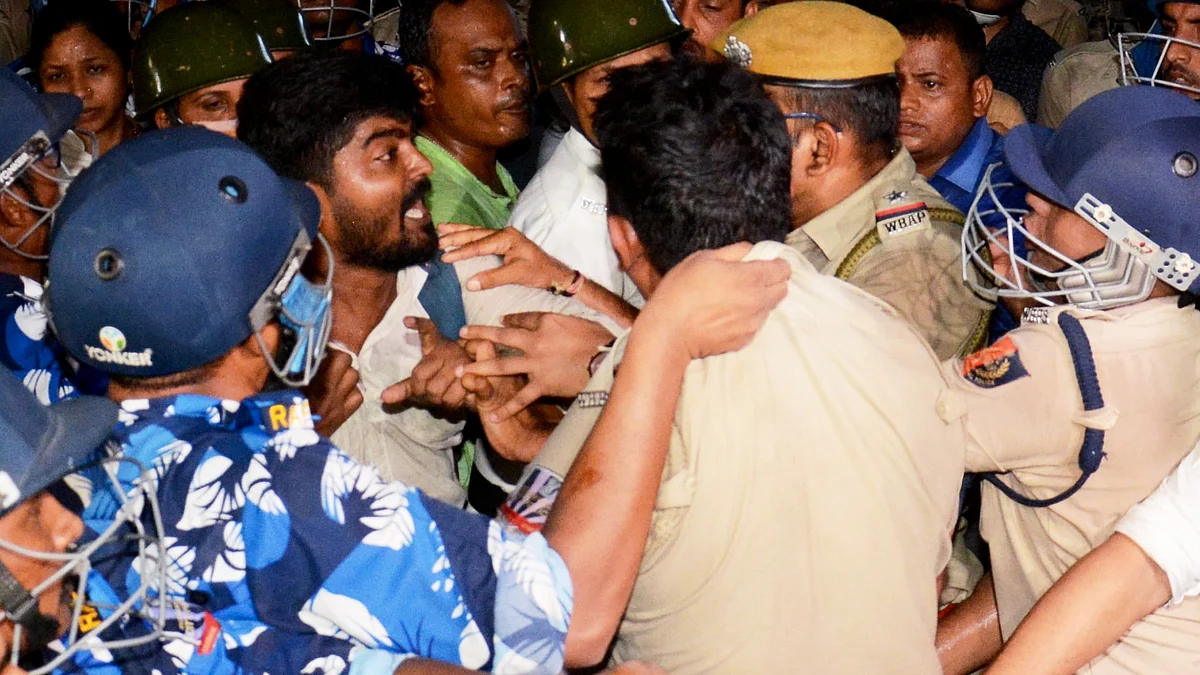 School teachers and policemen clash outside Bikash Bhavan on 15 May (photo: PTI)