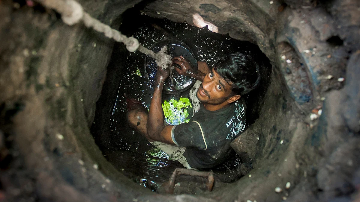 Sewer divers risk their lives to unclog maze-like drains (photo: Getty Images)