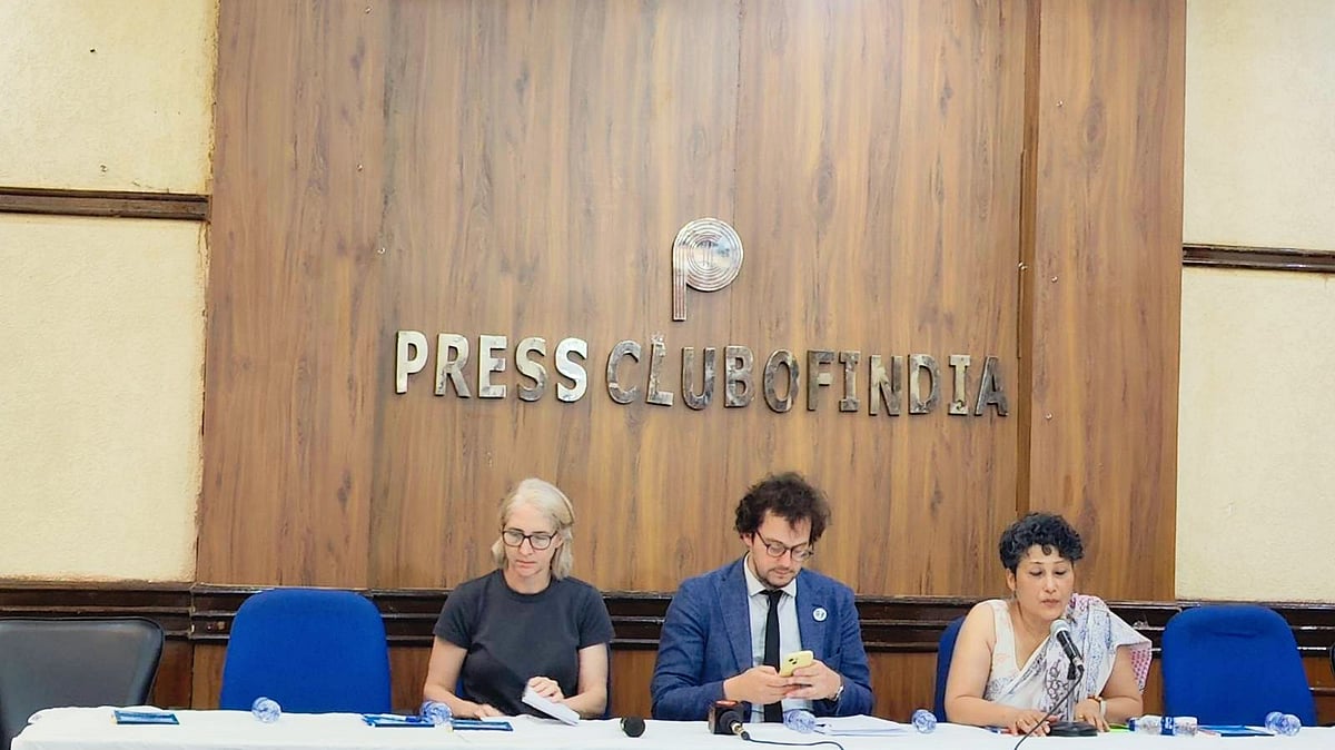 RSF director Thibaut Bruttin (centre)