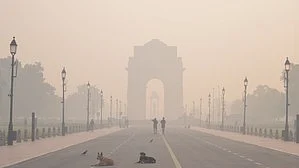 A thick layer of smog at India Gate (photo: IANS)