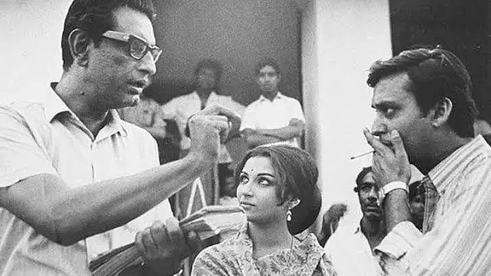 Satyajit Ray (L) with Sharmila Tagore (centre) and Soumitra Chatterjee (R) on the sets