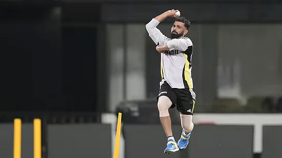 Mohammed Shami, with heavily strapped knees, at the Eden
