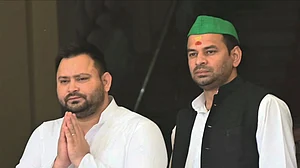 Lalu expels elder son Tej Pratap from RJD, snaps all family ties