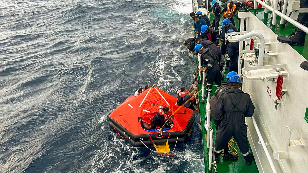 Rescue operation by Indian Navy ship Sujata in Kochi, 25 May 2025 (Photo: PTI)