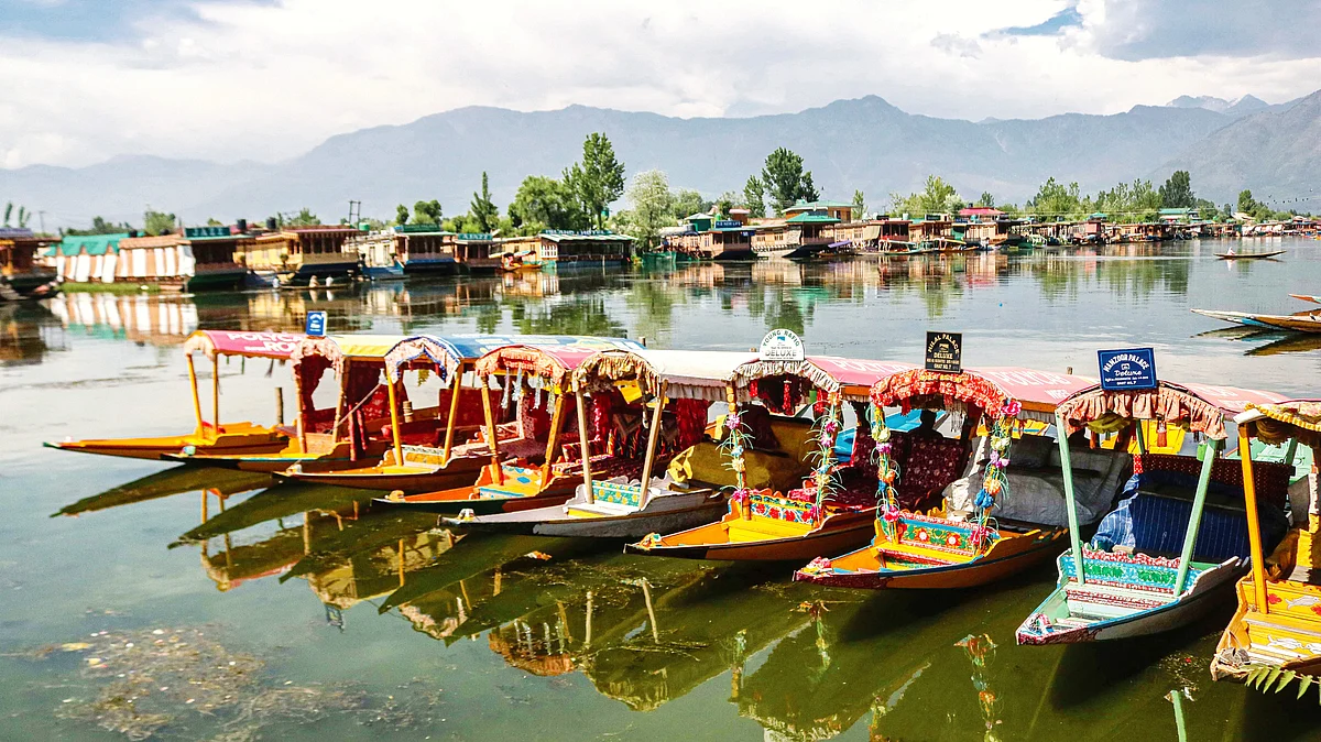 More than 10,000 houseboats and shikaras sitting idle in Dal and Nigeen lakes