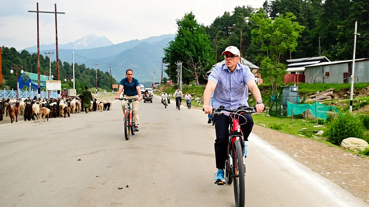 Omar Abdullah on his cycle ride (photo; PTI)