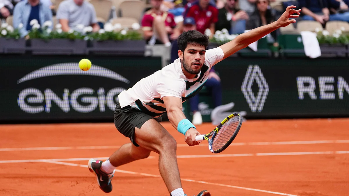 Carlos Alcaraz returns to Giulio Zeppieri during a first round match at French Open 2025 (photo: AP/PTI)