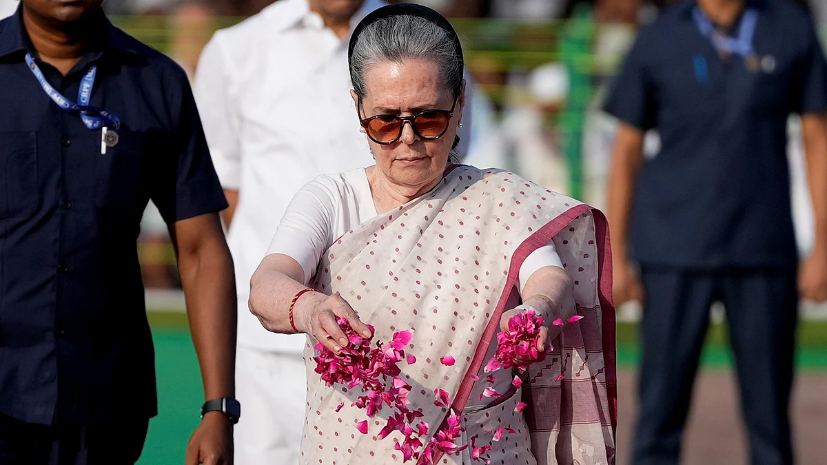 Sonia Gandhi pays tribute to Pt. Jawaharlal Nehru in New Delhi on 27 May (photo: PTI)