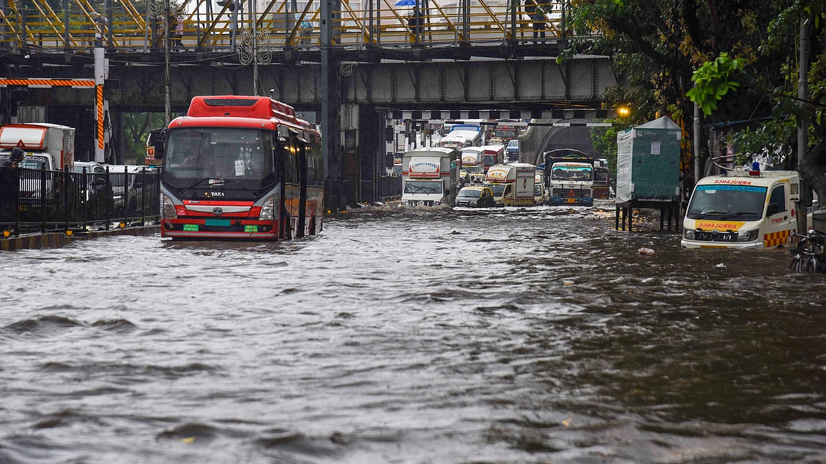 Vehicles wade through a flooded road in Mumbai on 26 May (photo: PTI)