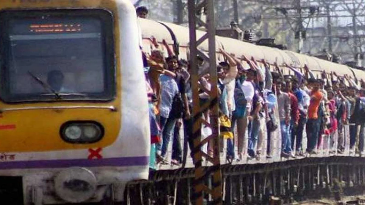 Representational image of people travelling in Mumbai local train