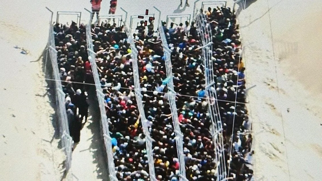 Palestinians corralled into cages as they wait for aid (photo: @hamdahsalhut)