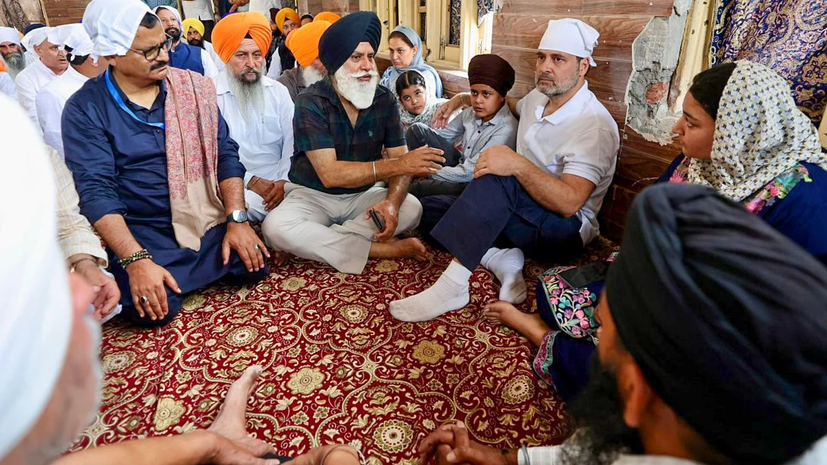 Rahul Gandhi meets bereaved families in Poonch