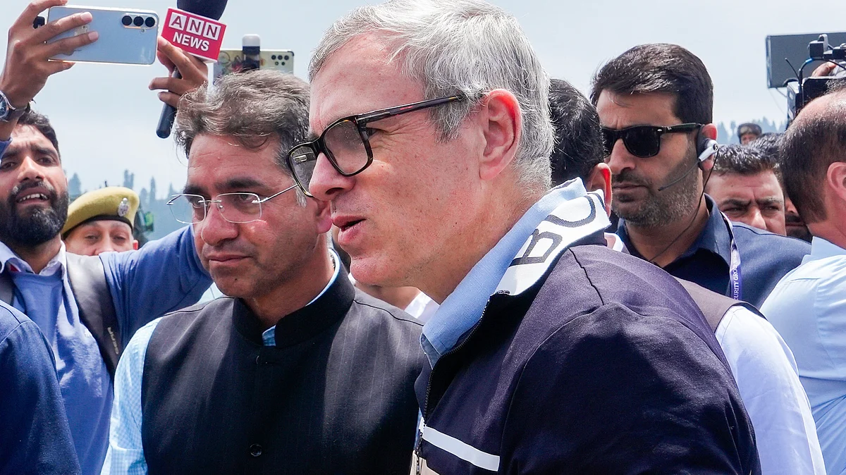 Omar Abdullah interacts with tourists in Baramulla on 28 May (photo: PTI)